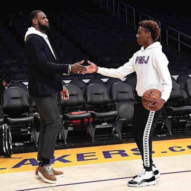 C罗晒与特朗普合照：感谢总统先生的盛情邀请及热烈欢迎（C罗晒与特朗普总统合影：感谢其热情邀请与欢迎）