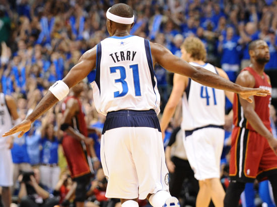 库里：黄蜂的潜在救星？（库里能否扭转黄蜂命运？）