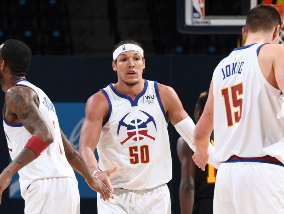 说啥了？詹姆斯把独行侠替补席逗得笑翻天（詹姆斯妙语惹笑，独行侠替补席笑成一片）