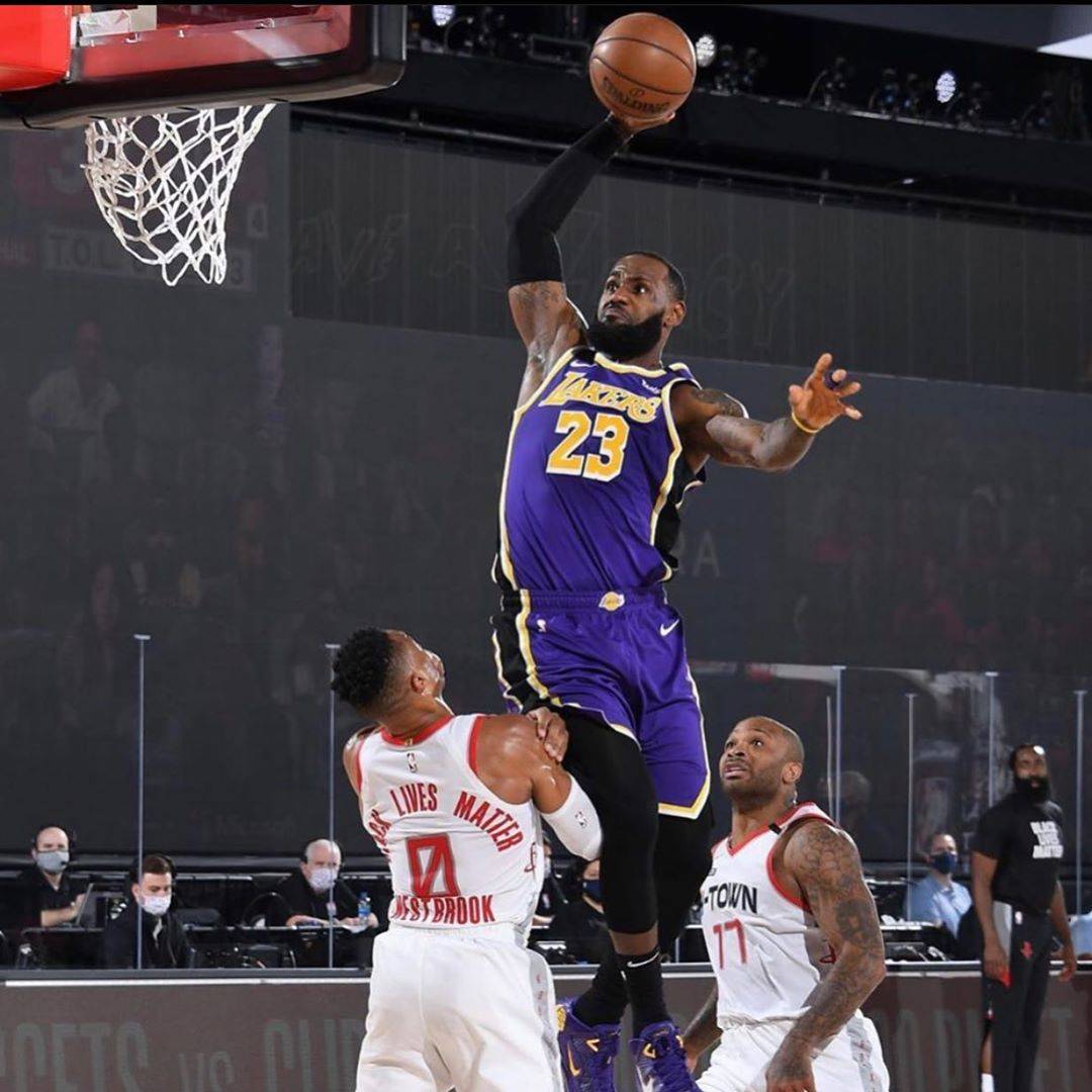 维尼修斯社媒秀恩爱：球场上风驰电掣，女友身边秒变俏皮男孩（维尼修斯社媒晒恩爱：赛场飞驰如电，女友身边瞬间变身俏皮男孩）