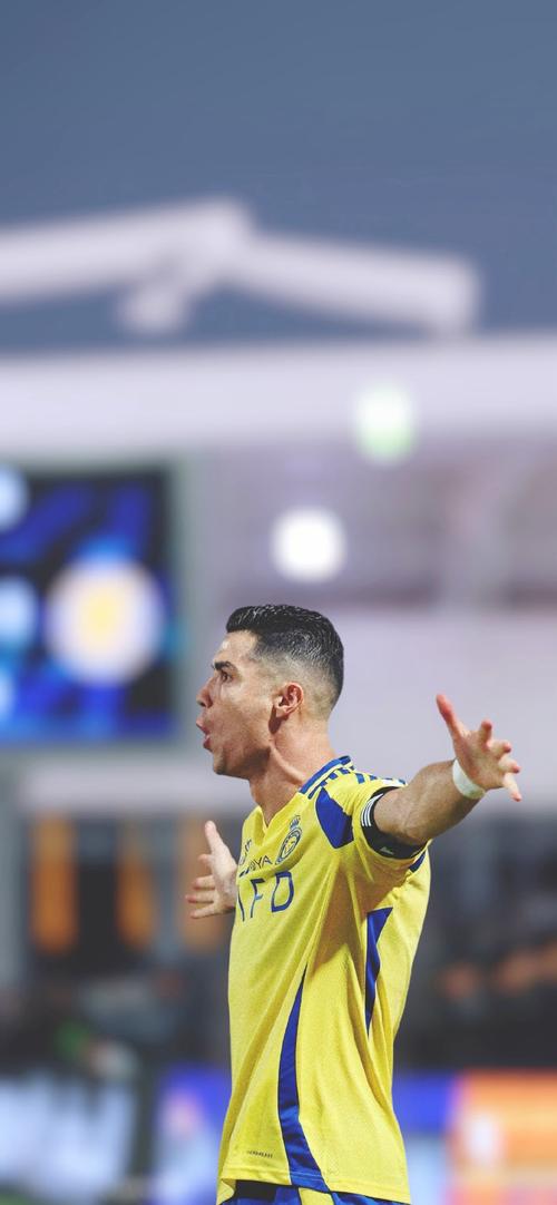 滑手扮关公成都街头玩滑板（关公装扮滑手现身成都街头滑板）