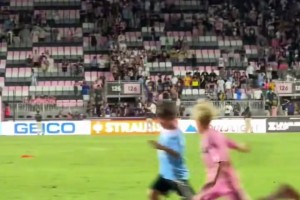 官方：本轮港超联赛延期进行，中国香港各代表队将臂缠黑纱出战（官方通报：港超本轮延赛，中国香港各代表队将佩戴黑纱臂章出战）