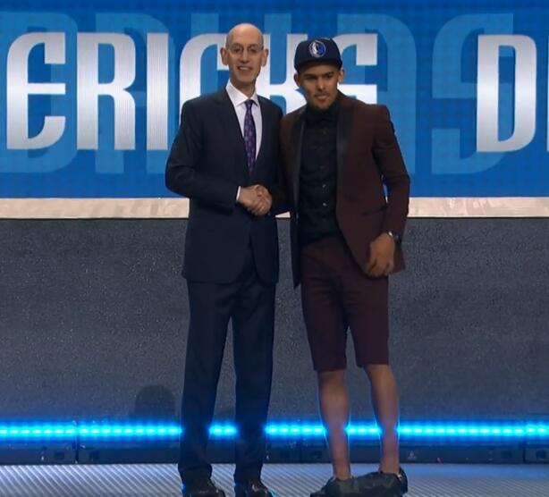 中超11月最佳阵容：法比奥、瓦科领衔，吴曦、王燊超入选（中超11月最佳阵容出炉：法比奥、瓦科领衔，吴曦与王燊超在列）