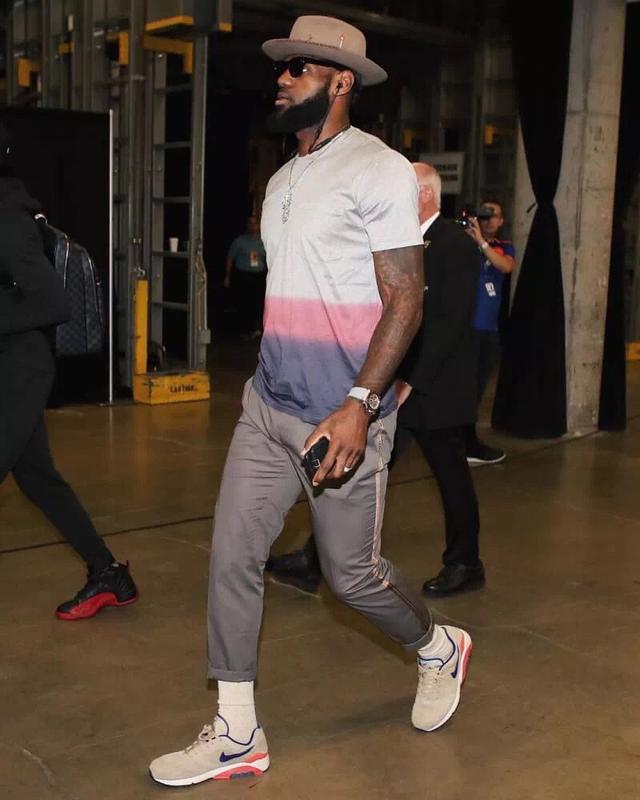 布伦森过去7场比赛场均31.6+6，复出后尼克斯4胜1负（布伦森近7场场均31.6分6助攻，复出后助尼克斯取得4胜1负）