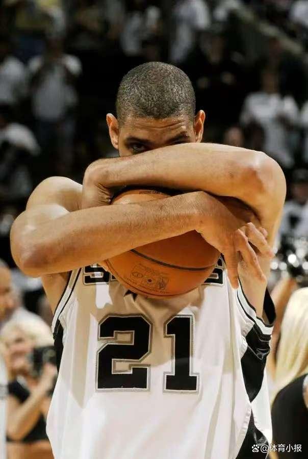 低开高走！浓眉怒砍24分14板，末节11分9板统治比赛（先抑后扬！浓眉24分14板，末节11分9板接管全场）