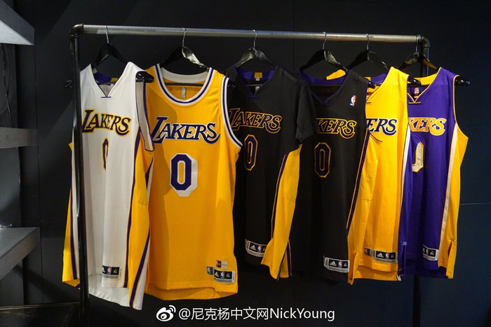 图片报：奥利塞训练中佩戴了大号钻石耳钉，孔帕尼对此不会管（图片报：奥利塞训练时戴大颗钻石耳钉，孔帕尼表示不予干涉）