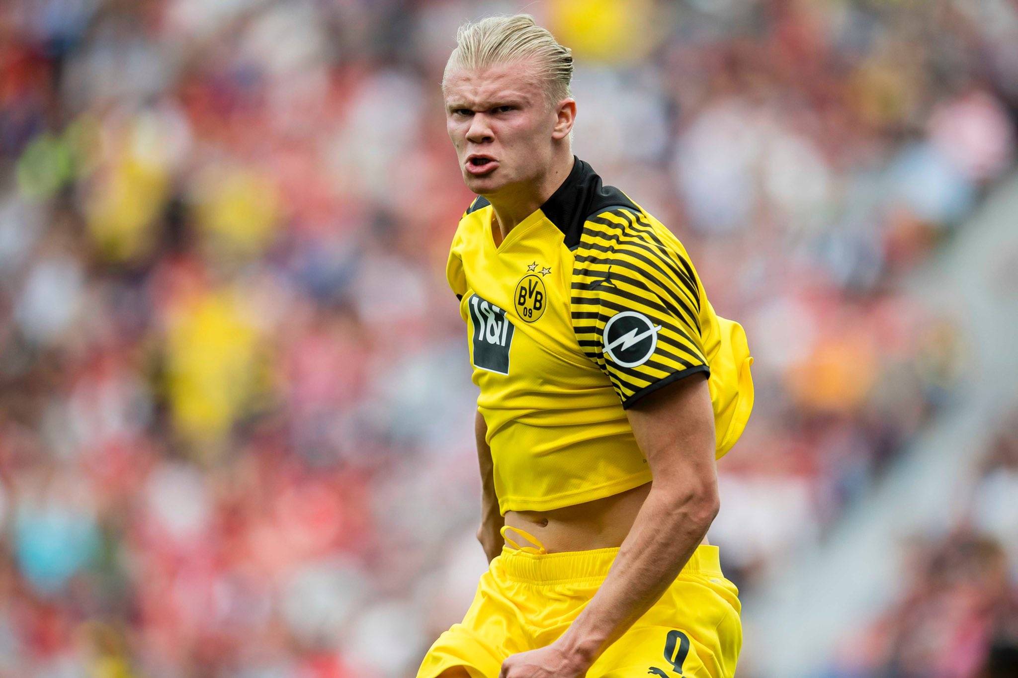 勇士拿下圣诞大战！库里拥抱弗拉格 老友重聚克莱追梦大笑拥抱热聊（圣诞大战勇士获胜：库里与弗拉格相拥，克莱与追梦笑拥热聊老友重逢）