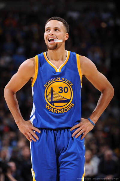 足球国足忙碌备战，训练场加练至夜晚（国足紧锣密鼓备战，训练加练到夜晚）