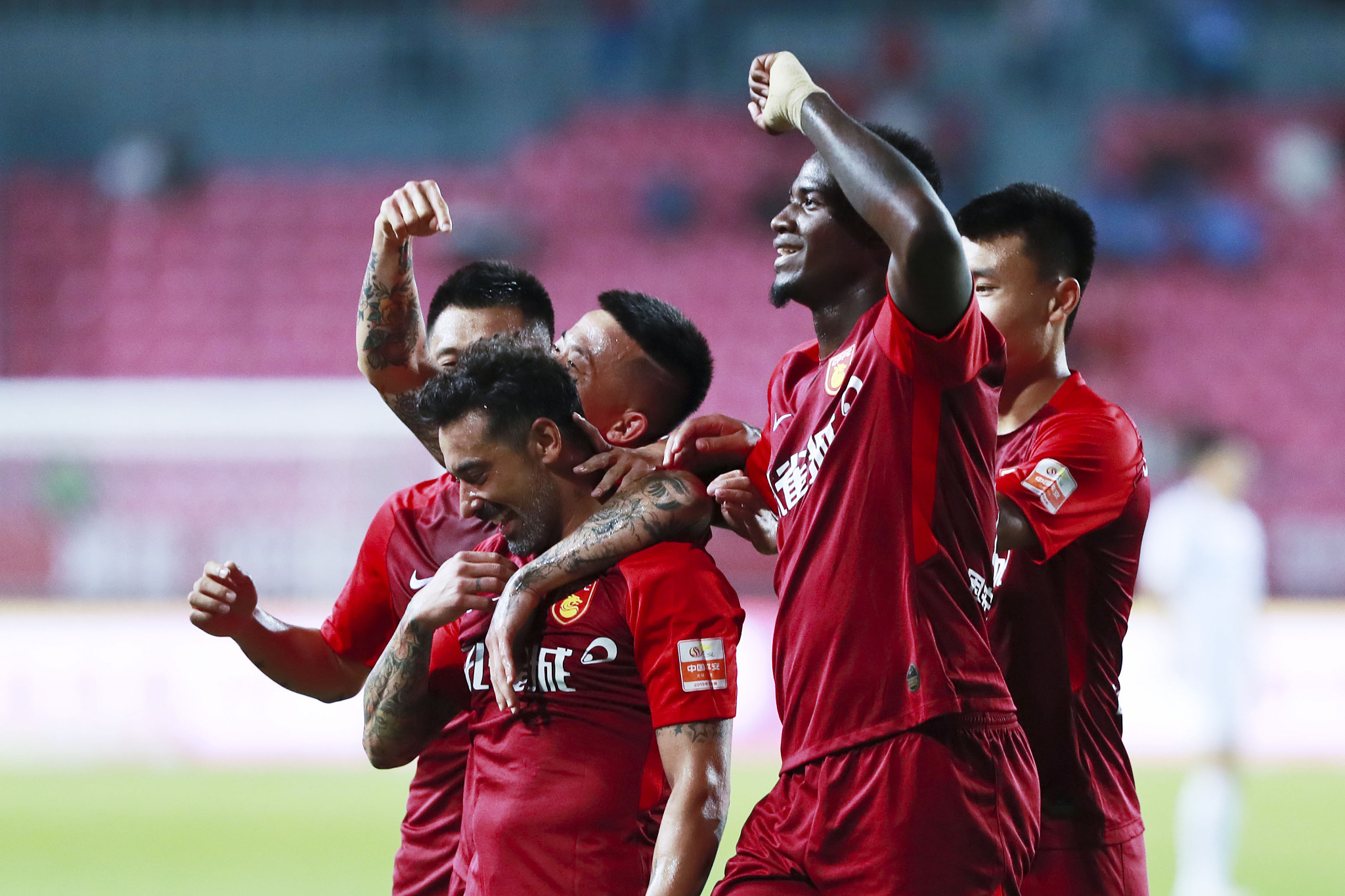 温家宝：球迷的呐喊让我们充满动力，场下我也会跟着他们唱歌（温家宝：球迷的呐喊激励着我们，场下我也会与他们一起唱歌）