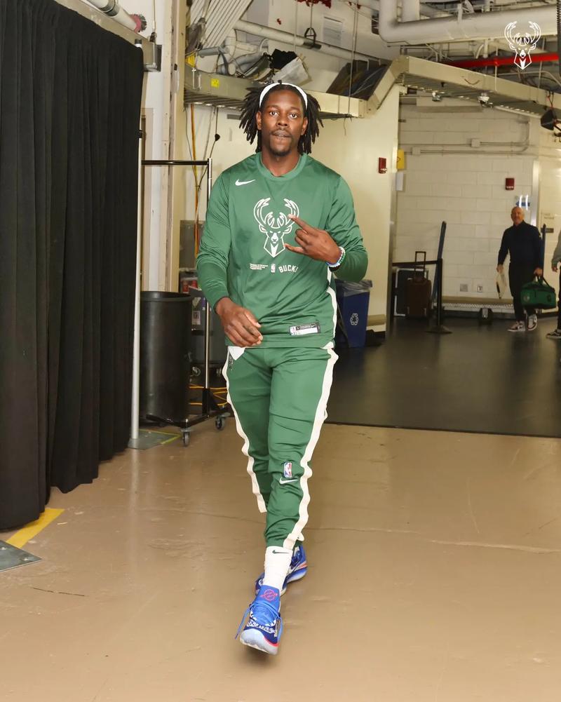 世体：对阵法鹰巴萨共有502人转卖门票，包括11名季票持有者（世体：巴萨战法鹰有502人转售球票，其中包含11名季票持有者）