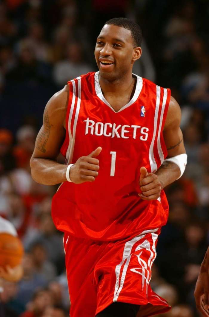 湖人詹姆斯关键三分锁定胜利（詹姆斯命中关键三分，助湖人锁定胜局）