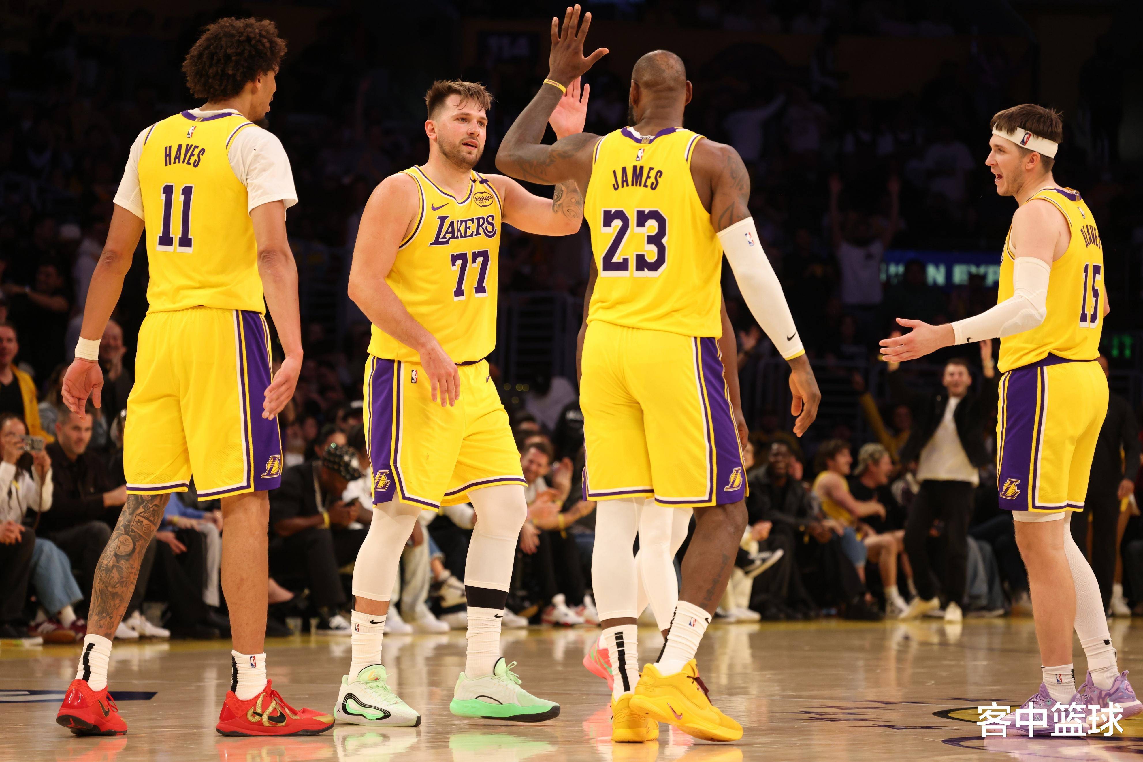 欧冠积分榜分析：小组晋级形势紧张,（欧冠积分解读：小组出线悬念丛生）