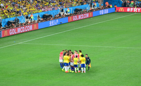 大连英博祝贺重庆铜梁龙冲超：祝愿贵俱乐部在中超再创佳绩（大连英博贺重庆铜梁龙冲超，预祝中超赛场再创佳绩）