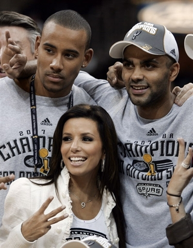 NBL官方：前年度最佳第六人克拉克与凤凰队签约至赛季结束（NBL官宣：曾获年度最佳第六人克拉克加盟凤凰队，合同至本季末）