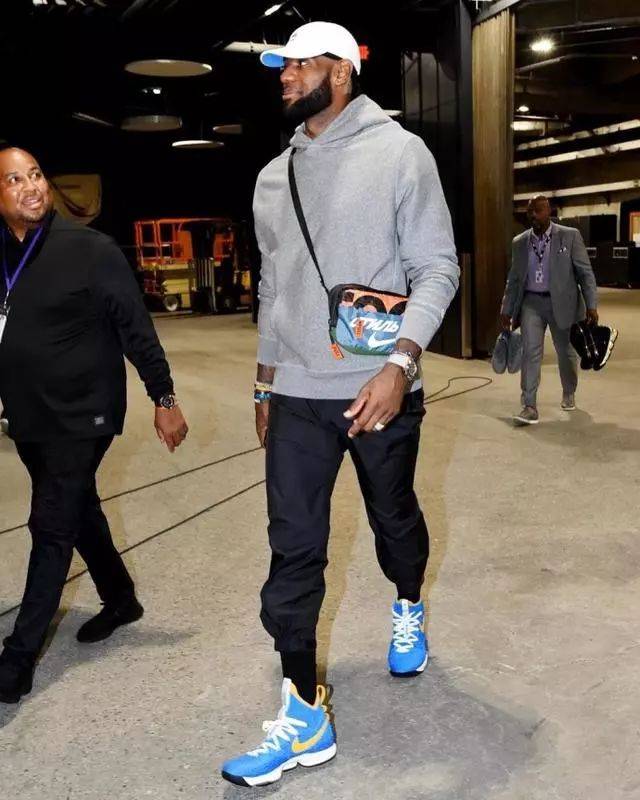 申花官方庆生海报出现低级翻译错误，将32nd写成32th（申花官微庆生海报翻译出错：32nd被写成32th）