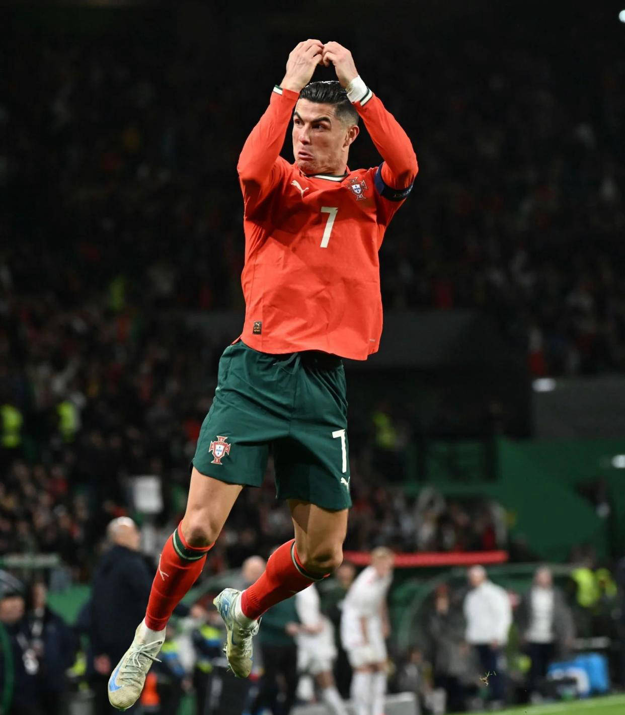 科尔：弗拉格在上场比赛投开了，展现了他三分的巨大威胁（科尔：弗拉格上一战手感火热，三分杀伤力十足）