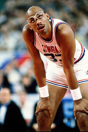 德天空：那不勒斯想签弗赖堡中场曼赞比顶替受伤的德布劳内（德天空：那不勒斯拟签弗赖堡中场曼赞比，以替代因伤缺阵的德布劳内）