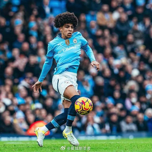 半场交换球衣引争议！贝林厄姆遭英格兰球迷痛批“巨星做派”（半场换球衣引风波，英格兰球迷抨击贝林厄姆摆巨星架子）