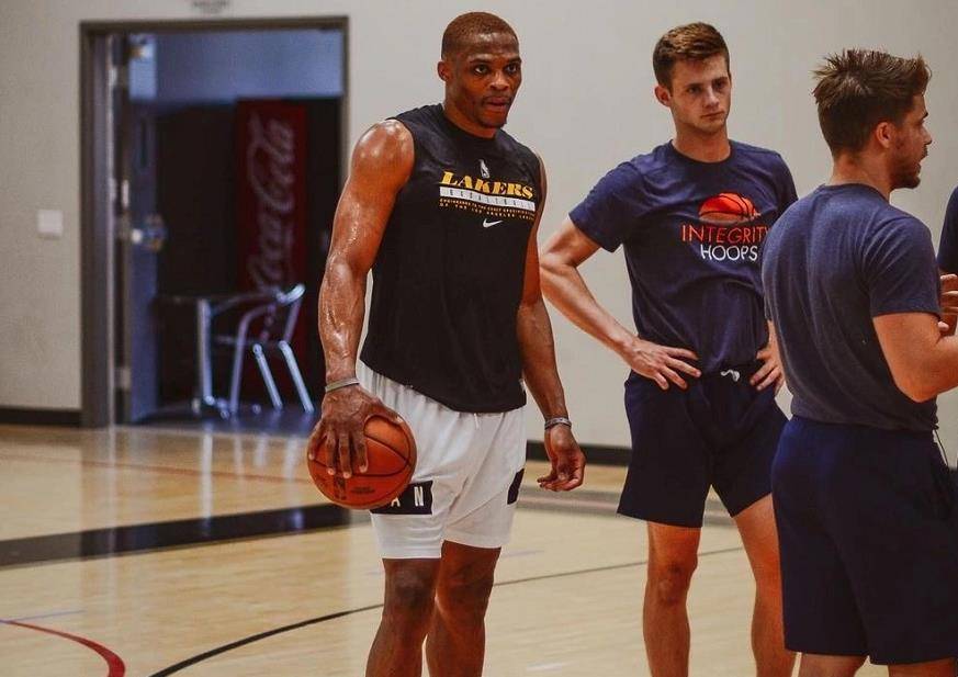 埃斯特旺：有些队友不相信我才18岁，我有时也觉得不可思议（埃斯特旺直言：队友不信我仅18岁，我自己有时也难以置信）