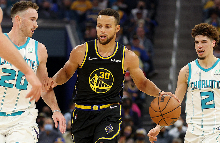 执法有温度，马宁在点球大战结束后，安慰南通队失点队员（温情执法：点球大战后，马宁安慰南通失点球员）