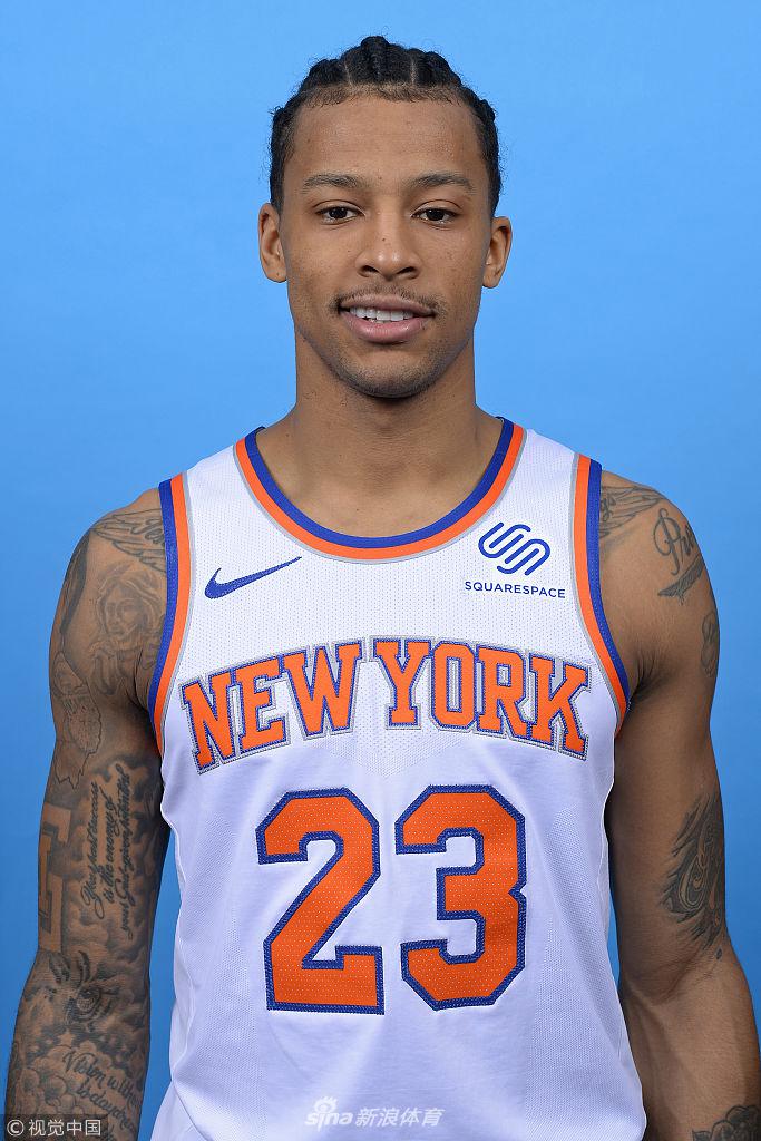 这雪有点大，欧冠赛前一名挪威记者在博德闪耀的球场边线处滑雪（欧冠赛前大雪纷飞，挪威记者在博德闪耀球场边线滑雪）