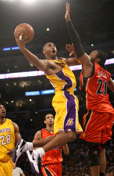 释怀了！练不出投篮的西蒙斯，转行钓鱼连扔鱼都扔不准（看开了！投篮练不成的西蒙斯改玩钓鱼，却连抛鱼也不准）