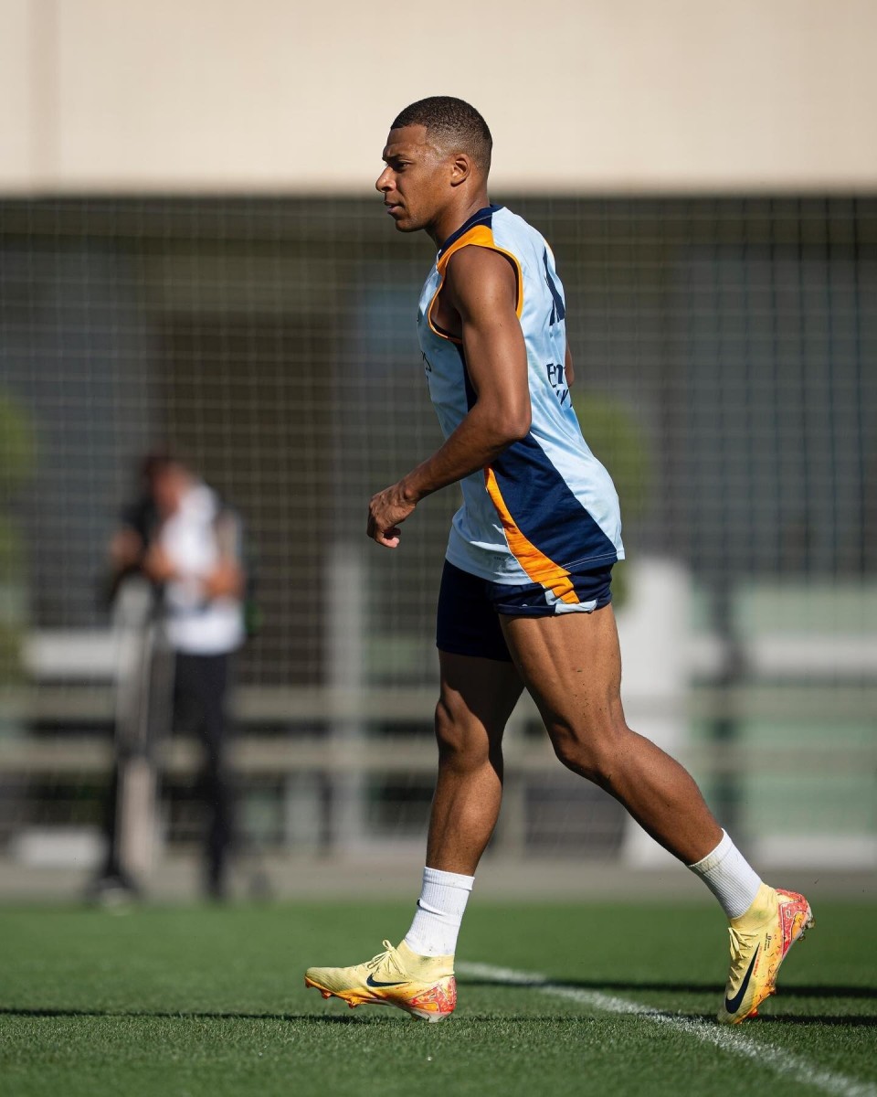 亚马尔更新社媒为拉菲尼亚庆生：生日快乐，大哥！（亚马尔社媒送祝福：祝拉菲尼亚生日快乐，大哥！）