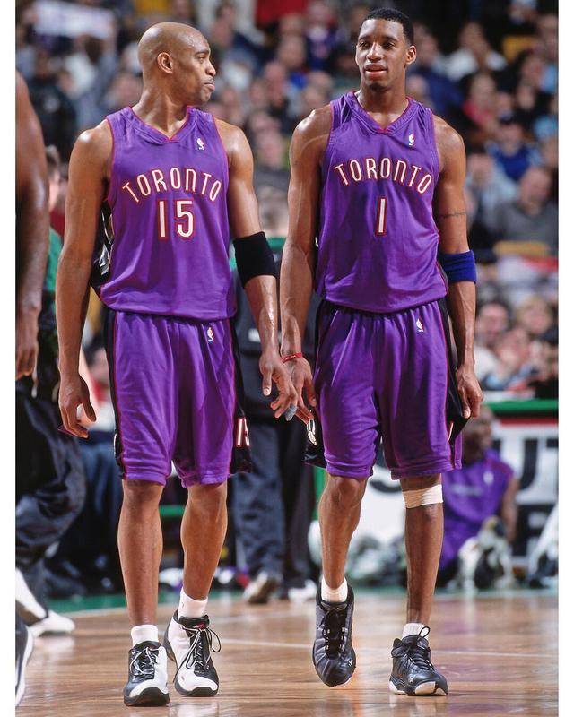 足球国足门将扑出关键点球，助球队惊险取胜（国足门将神扑关键点球，助球队险胜告捷）