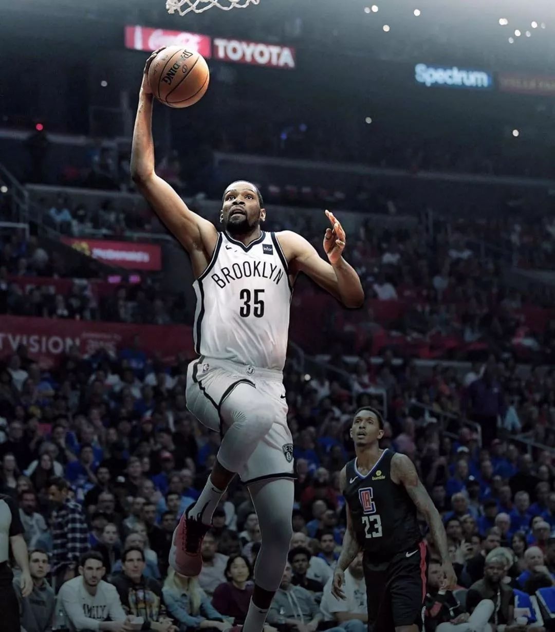 足球英超球队高薪续约门将，球迷满意（英超队豪薪续签主力门将，球迷齐声点赞）