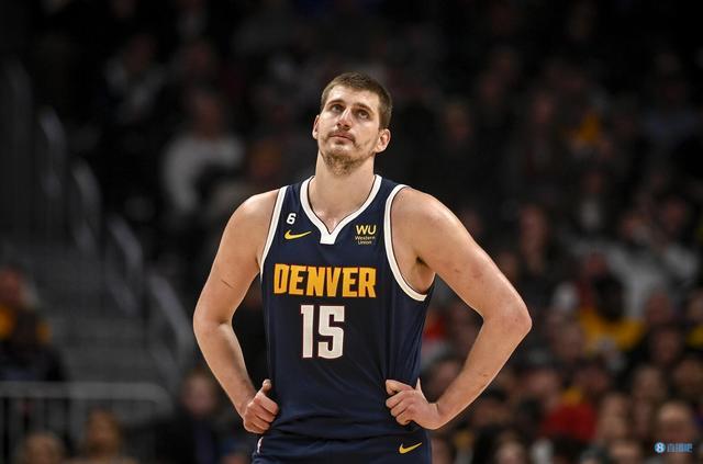 这比进球还难~鹈鹕新秀皮维空接空篮 球转了一圈出来了（离谱一幕：鹈鹕新秀皮维空接空篮，皮球绕筐一圈竟弹出）